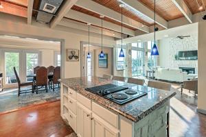 Una cocina con estufa y un comedor. en Waterfront Granbury House with Deck and Private Dock!, en Granbury