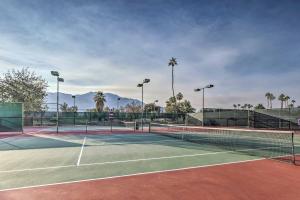 una pista de tenis con dos redes de tenis en 4 Mi to Dtwn Palm Springs Condo with Pool Access, en Cathedral City