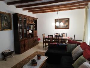 un soggiorno con divano e tavolo di Cal Munte a Montroig