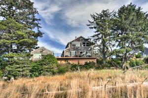 una casa in cima a una collina con alberi di Waterfront Seaside Beach Home with Views and Hot Tub! a Seaside