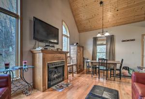 A television and/or entertainment centre at Rustic Cabin in the Woods 6 Mi to Snowshoe Resort