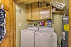 Η κουζίνα ή μικρή κουζίνα στο McCall Condo with Paddle Boards - Near Payette Lake