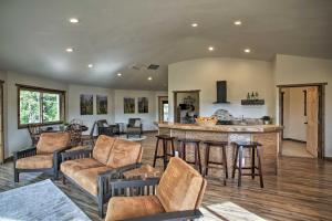 uma sala de estar com um bar e uma cozinha em Secluded Retreat on 40 Acres with Decks and Gazebo! em Coeur d'Alene