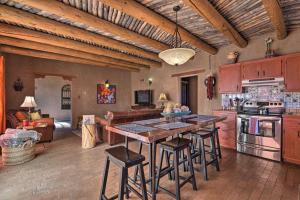 Foto dalla galleria di El Prado Adobe Home Courtyard with Mountain Views! a El Prado