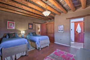 מיטה או מיטות בחדר ב-El Prado Adobe Home Courtyard with Mountain Views!