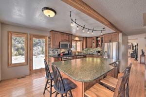 Η κουζίνα ή μικρή κουζίνα στο about 1 Mi to Downtown Buena Vista Riverfront Escape!
