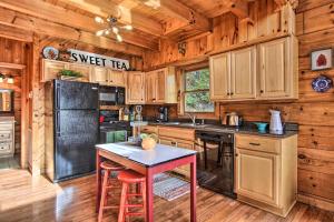 Scenic Solitude in Pigeon Forge with Hot Tub and View