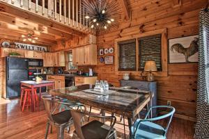 uma cozinha com uma mesa e cadeiras num camarote em Pigeon Forge Scenic Solitude with Private Hot Tub! em Pigeon Forge