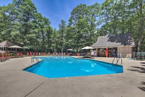 ein Schwimmbad in der Mitte eines Gartens in der Unterkunft Wintergreen Resort Retreat with Hot Tub! in Lyndhurst