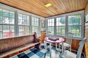 Χώρος καθιστικού στο Remodeled Historic Farmhouse about 20 Mi to KC!