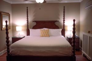Säng eller sängar i ett rum på Crown Mansion Boutique Hotel & Villas