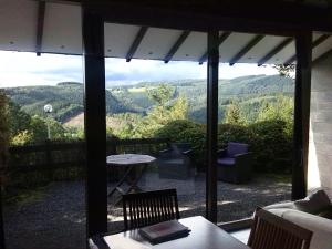 Blick auf eine Terrasse mit einem Tisch und Stühlen in der Unterkunft Le Vieux Sart 32 Coo in Stavelot