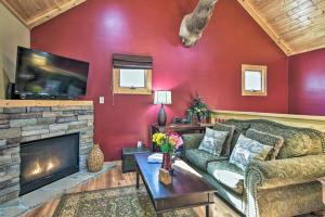 un salon avec un canapé et une cheminée dans l'établissement Elk Path Cabin with Hot Tub and Deck Near Asheville!, à Weaverville