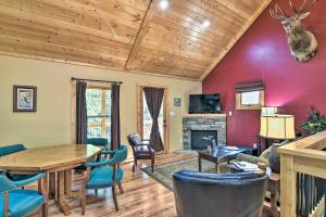 un salon avec une table et des chaises et une cheminée dans l'établissement Elk Path Cabin with Hot Tub and Deck Near Asheville!, à Weaverville