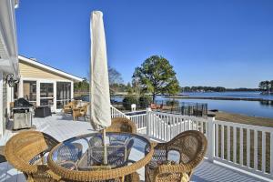 Galeriebild der Unterkunft Carolina Lakes Family Home with Pool, Kayaks and Dock! in Johnsonville