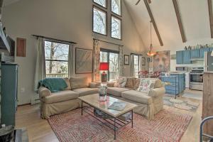 Fotografie z fotogalerie ubytování Cozy Wintergreen Cabin Near Mountain Inn and Slopes! v destinaci Wintergreen