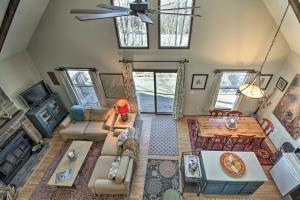 Fotografie z fotogalerie ubytování Cozy Wintergreen Cabin Near Mountain Inn and Slopes! v destinaci Wintergreen