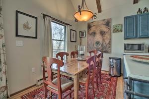 Fotografie z fotogalerie ubytování Cozy Wintergreen Cabin Near Mountain Inn and Slopes! v destinaci Wintergreen