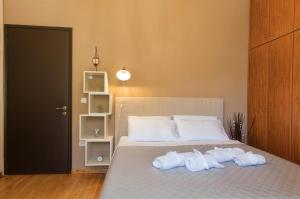 1 dormitorio con 1 cama con toallas en The Olive Grove Apartment by Konnect, Dasia, en Dassia