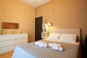 1 dormitorio con 1 cama con 3 toallas en The Olive Grove Apartment by Konnect, Dasia, en Dassia