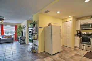 een keuken met een koelkast en een woonkamer bij Updated Condo Near Beach Ideal Walkable Location! in Clearwater Beach