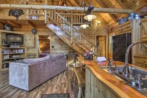 cocina y sala de estar con sofá en una cabaña de madera en Remote Cabin on 30 Acres with Dock and Private Lake! en Macks Creek