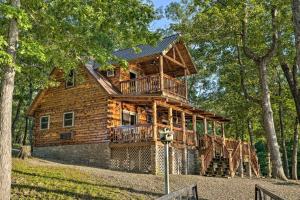 Gallery image of Remote Cabin on 30 Acres with Dock and Private Lake! in Macks Creek