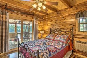 מיטה או מיטות בחדר ב-Remote Cabin on 30 Acres with Dock and Private Lake!