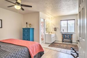 מיטה או מיטות בחדר ב-Mountain-View Albuquerque Townhome with Patio!