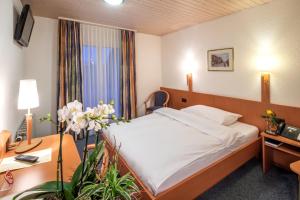 Posteľ alebo postele v izbe v ubytovaní Gasthof Enge Self Check-In Hotel