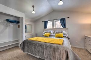 Een bed of bedden in een kamer bij Family-Friendly Logan Farmhouse with Yard and Near USU