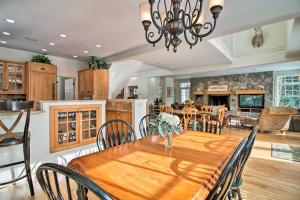 kuchnia i jadalnia z drewnianym stołem i krzesłami w obiekcie Secluded Home, 7 Mins to Stratton Mountain Resort w mieście Vermont Ventures