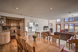 een keuken en eetkamer met een tafel en stoelen bij Colorado Home On Golf Course, Near Vail Ski Resort in Avon