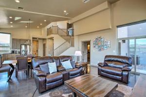 Posezení v ubytování Upscale Moab Townhome with Hot Tub 20 Min to Arches