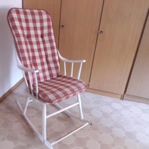 einem roten und weißen Stuhl in einem Zimmer in der Unterkunft Alsfelder Apartment in Alsfeld