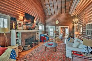 una sala de estar con chimenea y paredes de madera. en Lakefront Florida Retreat - Pool Table and Boat Dock, en Lake Placid