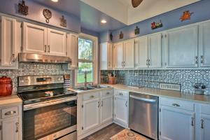 Una cocina o zona de cocina en Lakefront Florida Retreat - Pool Table and Boat Dock