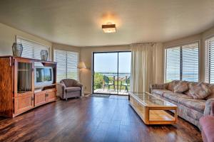 uma sala de estar com um sofá e uma televisão em Smith River Vintage Cabin Oceanfront Deck and Views em Smith River