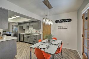 une cuisine et une salle à manger avec une table et des chaises dans l'établissement Country Club Home 18 Mi to Arizona Snowbowl!, à Flagstaff