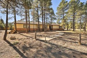 une maison au milieu d'un champ avec des arbres dans l'établissement Country Club Home 18 Mi to Arizona Snowbowl!, à Flagstaff
