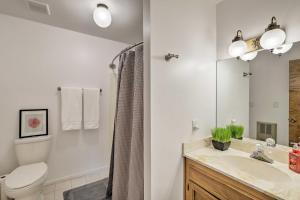 une salle de bain avec un lavabo, des toilettes et un miroir dans l'établissement Country Club Home 18 Mi to Arizona Snowbowl!, à Flagstaff 18 autres photos