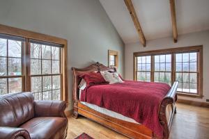 Een bed of bedden in een kamer bij Architect-Designed Retreat on 2 Acres with Mtn Views