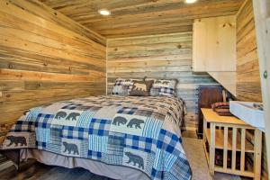 um quarto com uma cama num chalé de madeira em Custom Cabin Augusta Mt 360 View on Rocky Mtn Frnt em Augusta