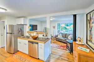O bucătărie sau chicinetă la House with Deck on Whidbey Island, 1 Mi from Shore!