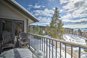 d'un balcon avec deux chaises et une vue sur la neige. dans l'établissement Expansive Bigfork Resort Retreat on Flathead Lake!, à Bigfork