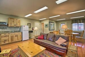 sala de estar con sofá marrón y cocina en Rural Cottage 20 Min to Eugene with Mt Tom Views!, en Harrisburg