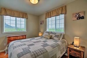 Krevet ili kreveti u jedinici u okviru objekta Rural Cottage 20 Min to Eugene with Mt Tom Views!
