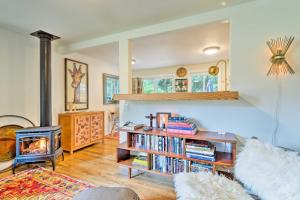 uma sala de estar com uma estante cheia de livros em House with Deck on Whidbey Island, 1 Mi from Shore! em Clinton