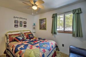 Cabin Near to Lakes, ATVing, Skiing and Natl Forest tesisinde bir odada yatak veya yataklar