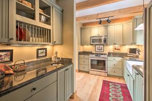 Dapur atau dapur kecil di Architect-Designed Retreat on 2 Acres with Mtn Views